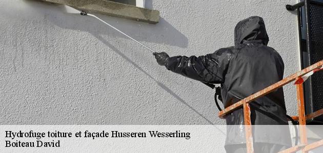 L'application des produits hydrofuges au niveau des toits des maisons à Husseren Wesserling